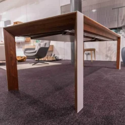 Tisch GM7722 Eiche ausziehbar mit Butterfly-PI Corian Top Beine Corian Walnuss geölt