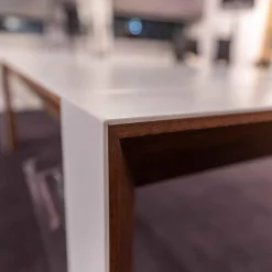 Tisch GM7722 Eiche ausziehbar mit Butterfly-PI Corian Top Beine Corian Walnuss geölt