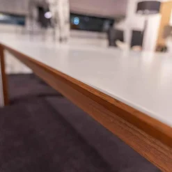 Tisch GM7722 Eiche ausziehbar mit Butterfly-PI Corian Top Beine Corian Walnuss geölt