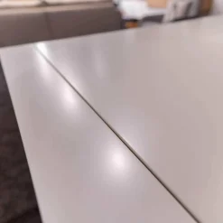Tisch GM7722 Eiche ausziehbar mit Butterfly-PI Corian Top Beine Corian Walnuss geölt