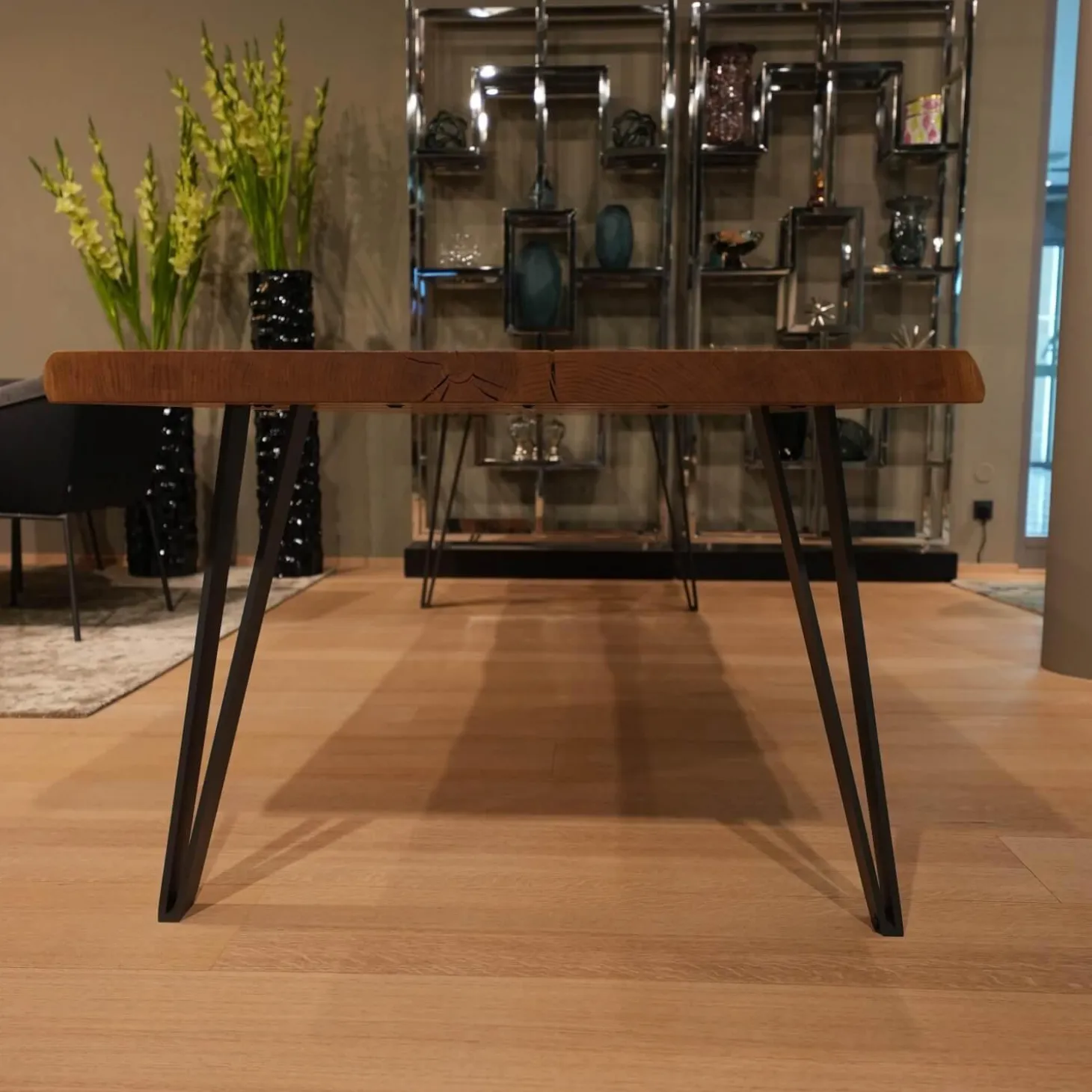 Tisch Nightingale Platte Eiche Massiv Gebürstet Und Geölt Gestell Metallfüße Aus Stahl