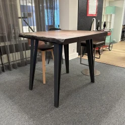 Tisch Nightingale Räuchereiche Massiv Gebürstet Schwarz Braun Geölt Mit Baumkante Flachstahlgestell