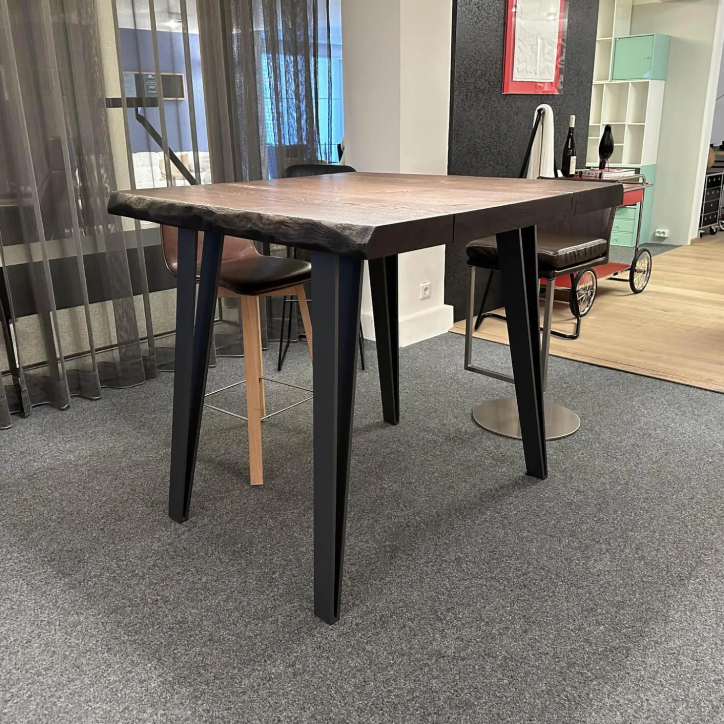 Tisch Nightingale Räuchereiche Massiv Gebürstet Schwarz Braun Geölt Mit Baumkante Flachstahlgestell