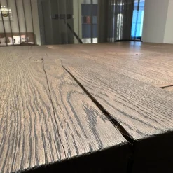 Tisch Nightingale Räuchereiche Massiv Gebürstet Schwarz Braun Geölt Mit Baumkante Flachstahlgestell