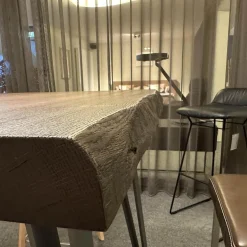 Tisch Nightingale Räuchereiche Massiv Gebürstet Schwarz Braun Geölt Mit Baumkante Flachstahlgestell