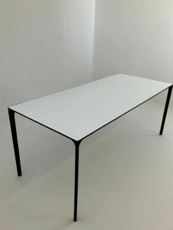 Tisch Nuur Platte Laminat Fenix F01 Weiß Gestell Aluminium Matt Schwarz Lackiert