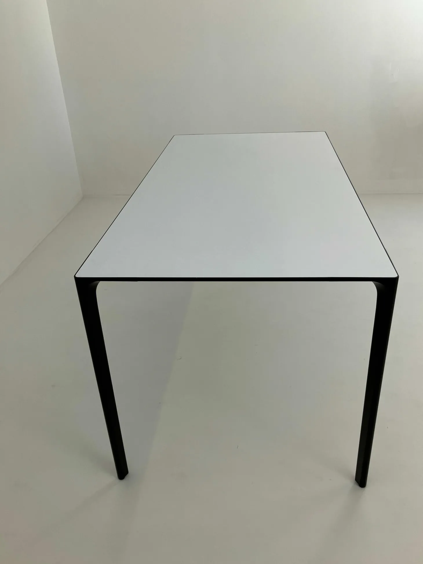 Tisch Nuur Platte Laminat Fenix F01 Weiß Gestell Aluminium Matt Schwarz Lackiert