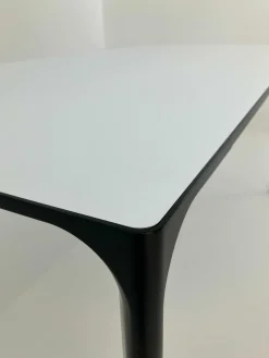 Tisch Nuur Platte Laminat Fenix F01 Weiß Gestell Aluminium Matt Schwarz Lackiert