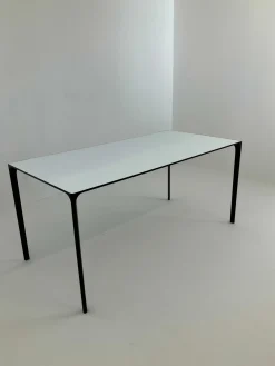 Tisch Nuur Platte Laminat Fenix F01 Weiß Gestell Aluminium Matt Schwarz Lackiert