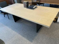 Tisch SC41 Eiche Gelaugt mit Kettensägenstruktur