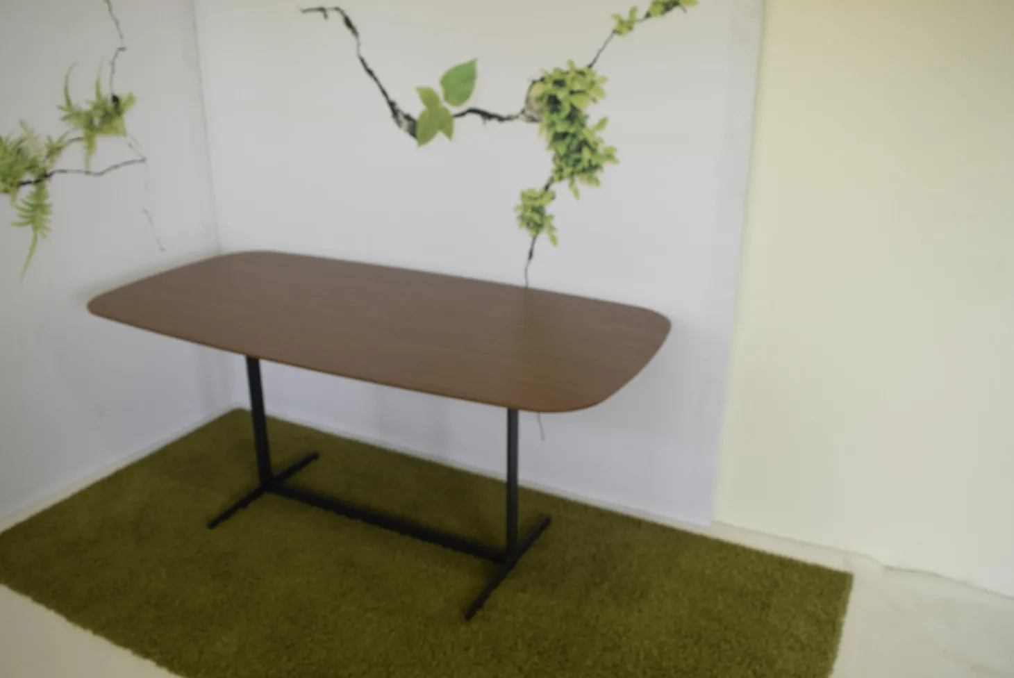 Tisch WB1 Booth Small at Oen Office Platte HPL Nussbaum Gestell Flachstahl Beschichtet Lava