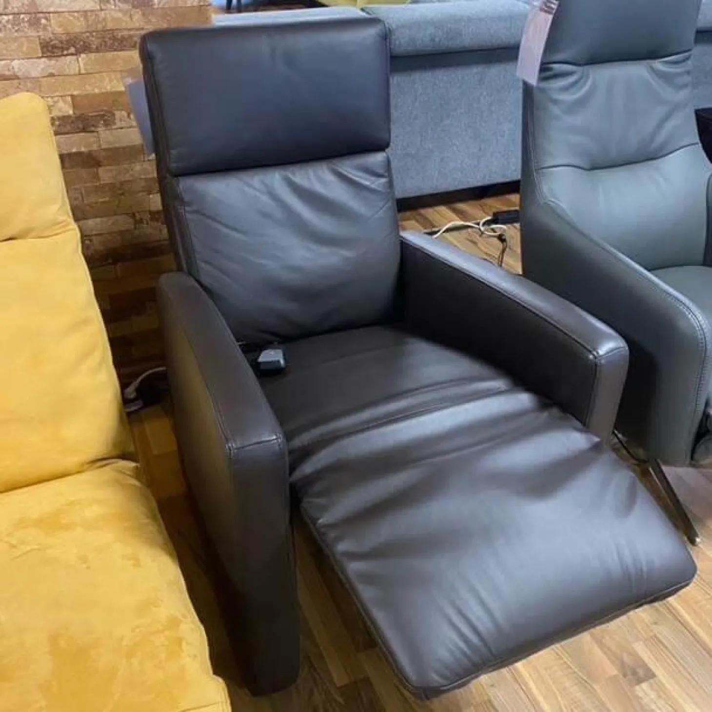 TV Sessel Augsburg Bezug Leder Dolcia Moor Dunkelbraun Schwarz Füße Kunststoff Inklusive Thermo-Lux-Heizmattenfunktion