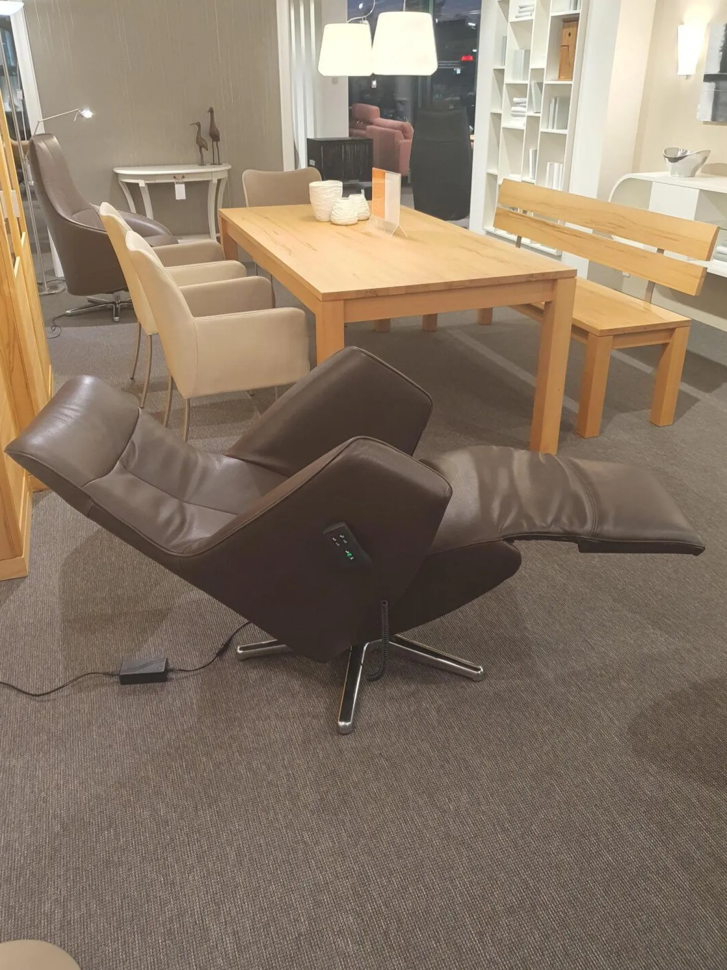 TV-Sessel TW092 Small Leder Semira Chocolate Braun Sternfuß Aluminium Poliert Elektrisch Verstellbar