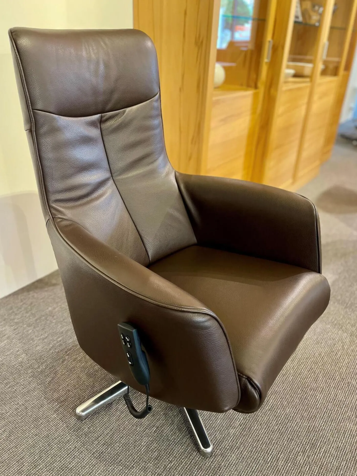 TV-Sessel TW092 Small Leder Semira Chocolate Braun Sternfuß Aluminium Poliert Elektrisch Verstellbar