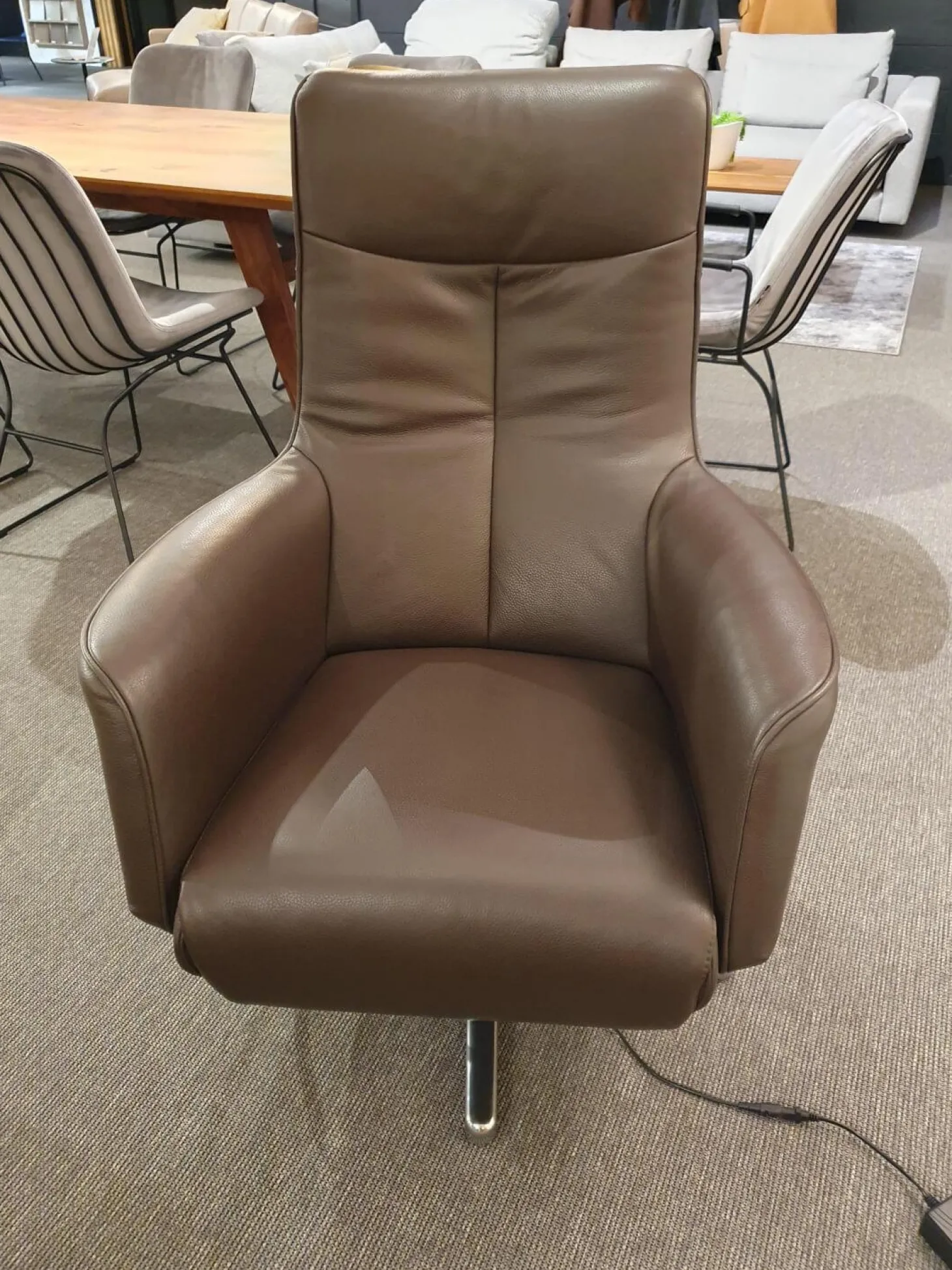 TV-Sessel TW092 Small Leder Semira Chocolate Braun Sternfuß Aluminium Poliert Elektrisch Verstellbar