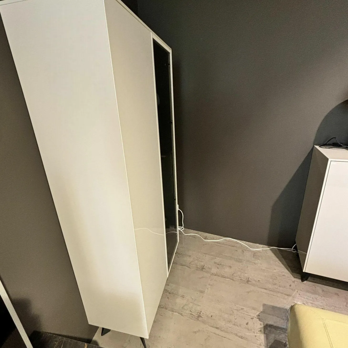 Vitirne Gloss Curves Lack Kristallgrau Grau Glastür Schwarz Füße Metall Schwarz