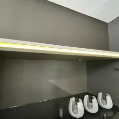 Vitirne Gloss Curves Lack Kristallgrau Grau Glastür Schwarz Füße Metall Schwarz