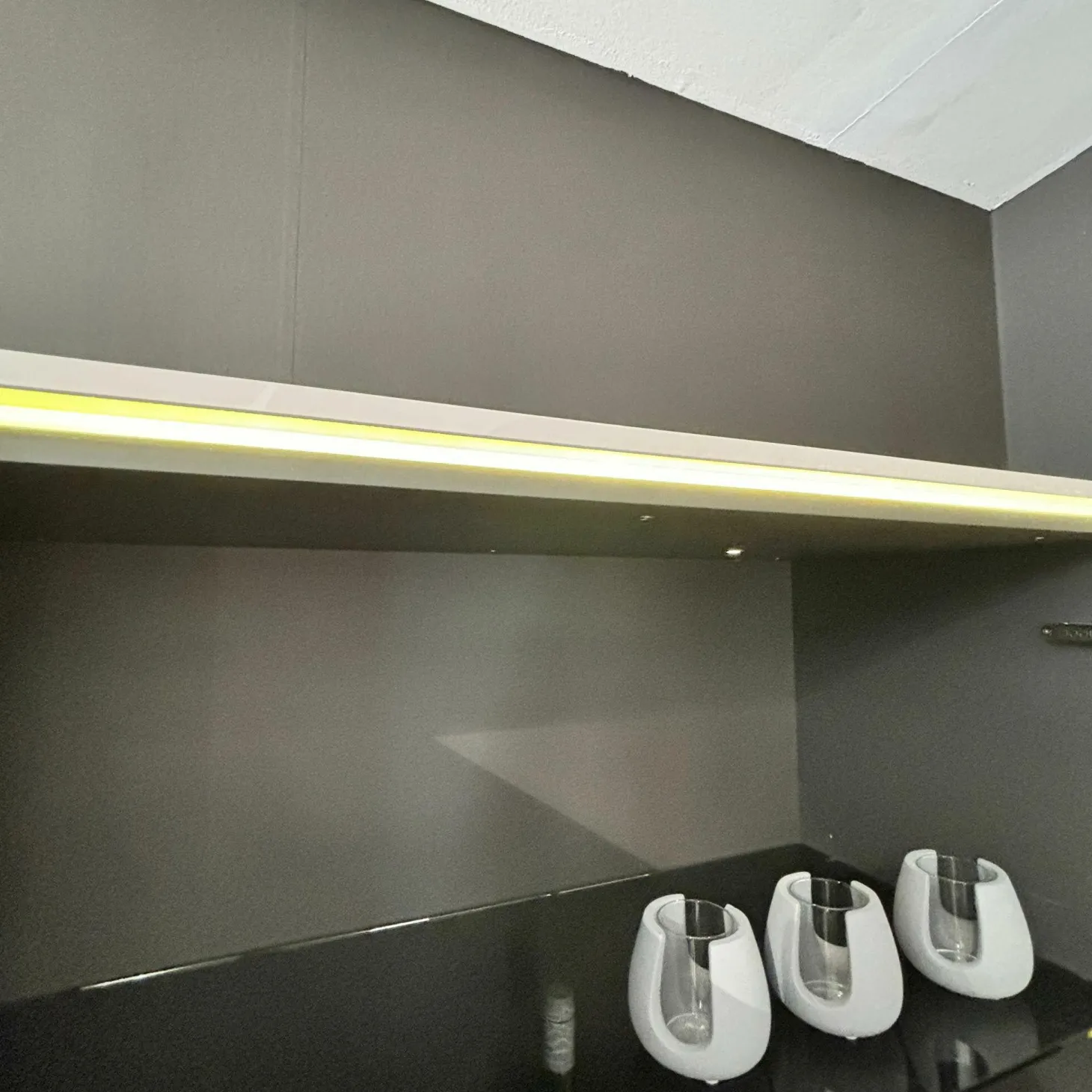 Vitirne Gloss Curves Lack Kristallgrau Grau Glastür Schwarz Füße Metall Schwarz