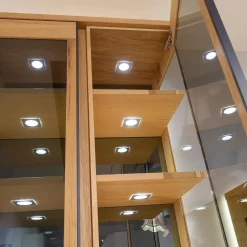 Vitrine Barola Eiche Rustico Hell Geölt Gebürstet Furnier Mit Spiegelrückwand Und Beleuchtung