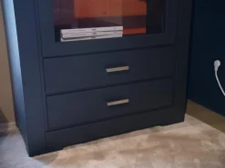 Vitrine Bordeaux Europäische Wildkirsche Massiv Rückwand Lachsrot Reliefstruktur Anthrazit