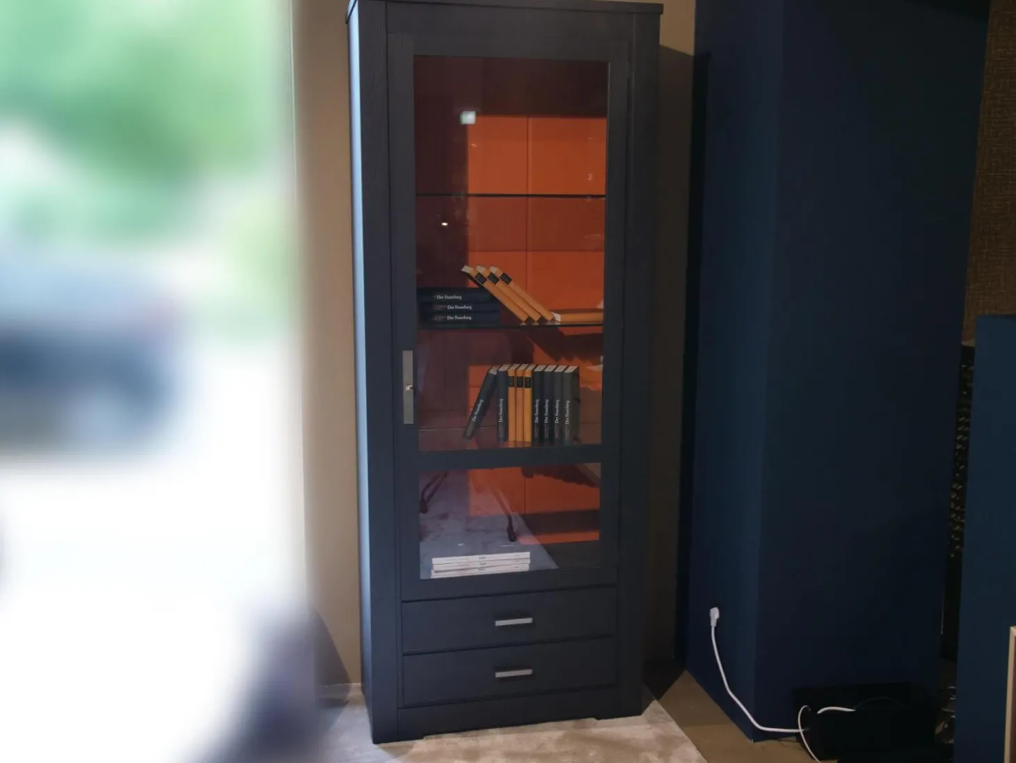 Vitrine Bordeaux Europäische Wildkirsche Massiv Rückwand Lachsrot Reliefstruktur Anthrazit