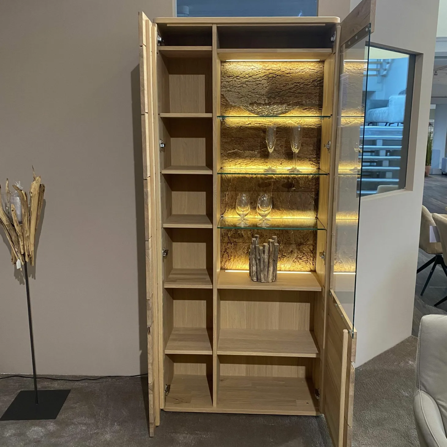 Vitrine Cartago Soft Wildeiche Bianco Glastür Links mit LED-Beleuchtung