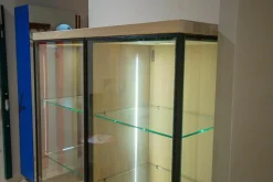 Vitrine Cubus 21 Eiche Weßgeölt mit LED-Lichtband