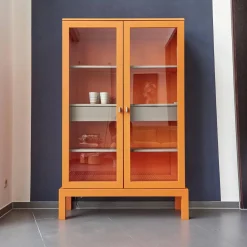 Vitrine Hampton Eiche Massiv Geölt Offenporig Lackiert In Pantone Orange Tür Klarglas Mit Ledergriffen