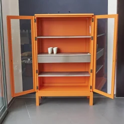Vitrine Hampton Eiche Massiv Geölt Offenporig Lackiert In Pantone Orange Tür Klarglas Mit Ledergriffen