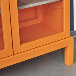 Vitrine Hampton Eiche Massiv Geölt Offenporig Lackiert In Pantone Orange Tür Klarglas Mit Ledergriffen