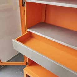 Vitrine Hampton Eiche Massiv Geölt Offenporig Lackiert In Pantone Orange Tür Klarglas Mit Ledergriffen