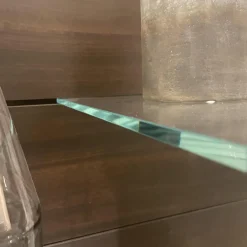 Vitrine Just Cube Light mit Beleuchtung Korpus Lack Rückwand Eucalyptus 5 Glasböden und Abdeckplatte