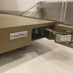 Vitrine Just Cube Light mit Beleuchtung Korpus Lack Rückwand Eucalyptus 5 Glasböden und Abdeckplatte