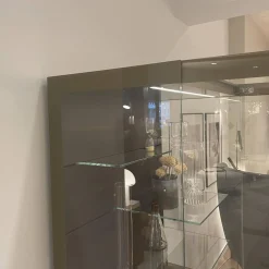 Vitrine Just Cube Light mit Beleuchtung Korpus Lack Rückwand Eucalyptus 5 Glasböden und Abdeckplatte