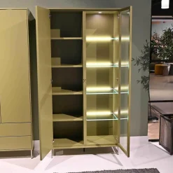 Vitrine Kara Frame Lack Tundra Matt Fuß Edelstahl Mit LED Beleuchtung