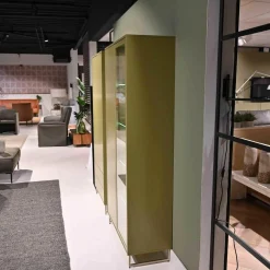 Vitrine Kara Frame Lack Tundra Matt Fuß Edelstahl Mit LED Beleuchtung