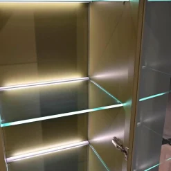 Vitrine Kara Frame Lack Tundra Matt Fuß Edelstahl Mit LED Beleuchtung