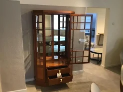 Vitrine Levin Kirschbaum Hell Lackiert Beschläge Messing Poliert