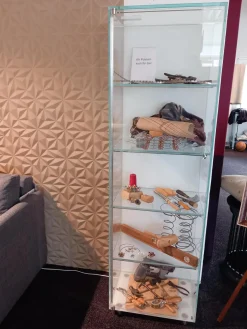 Vitrine Solus LED Line Glas Korpus Optiwhite Weiss Böden Und Rückwand Samtcolor Lackiert 9010 ReinweissKlar Mit Beleuchtung Ohne Dekoratio