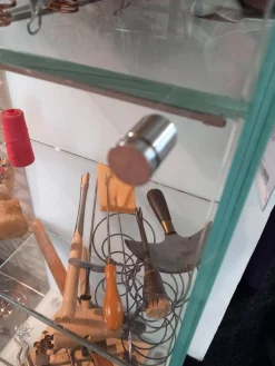 Vitrine Solus LED Line Glas Korpus Optiwhite Weiss Böden Und Rückwand Samtcolor Lackiert 9010 ReinweissKlar Mit Beleuchtung Ohne Dekoratio