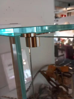 Vitrine Solus LED Line Glas Korpus Optiwhite Weiss Böden Und Rückwand Samtcolor Lackiert 9010 ReinweissKlar Mit Beleuchtung Ohne Dekoratio