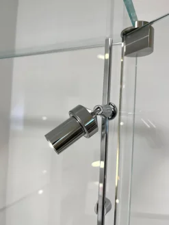 Vitrine Solus Optiwhite Glas mit 5 fokussierbaren LED-Spots