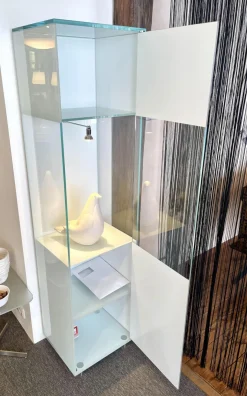 Vitrine Solus Türen Optiwhiteglas Partiell Mit Colorlack Weiß Korpus Metallteile Edelstahl Mit LED Beleuchtung