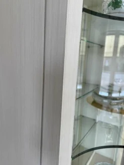 Vitrine Strichlack Creme mit Messingapplikationen Facettenglas Gebogen