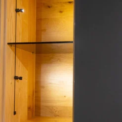 Vitrine SY 772 Puro Syle Asteiche Massiv Gebürstet Natur Geölt Farbglas Schwarzgrau Matt Mit Sockel Und Beleuchtung