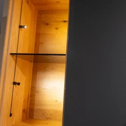 Vitrine SY 772 Puro Syle Asteiche Massiv Gebürstet Natur Geölt Farbglas Schwarzgrau Matt Mit Sockel Und Beleuchtung