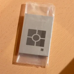 Vitrine SY 772 Puro Syle Asteiche Massiv Gebürstet Natur Geölt Farbglas Schwarzgrau Matt Mit Sockel Und Beleuchtung