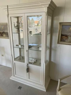 Vitrine T Schleiflack Creme mit Facettenglas und Beleuchtung