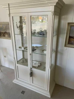 Vitrine T Schleiflack Creme mit Facettenglas und Beleuchtung