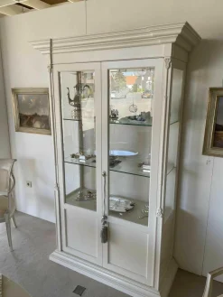 Vitrine T Schleiflack Creme mit Facettenglas und Beleuchtung